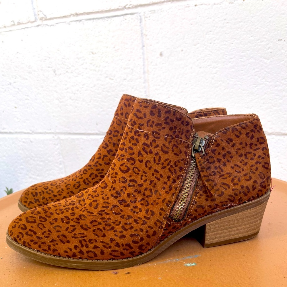Time and Tru faux leopard skin booties, sz 8, side zip, pointed toe 2” heel, EUC